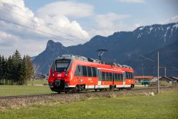 Deutsche Bahn DB Talent 2 ELektrotriebzug der Werdenfelsbahn auf der Ammergaubahn Murnau - Oberammergau bei Unterammergau mit Alpen